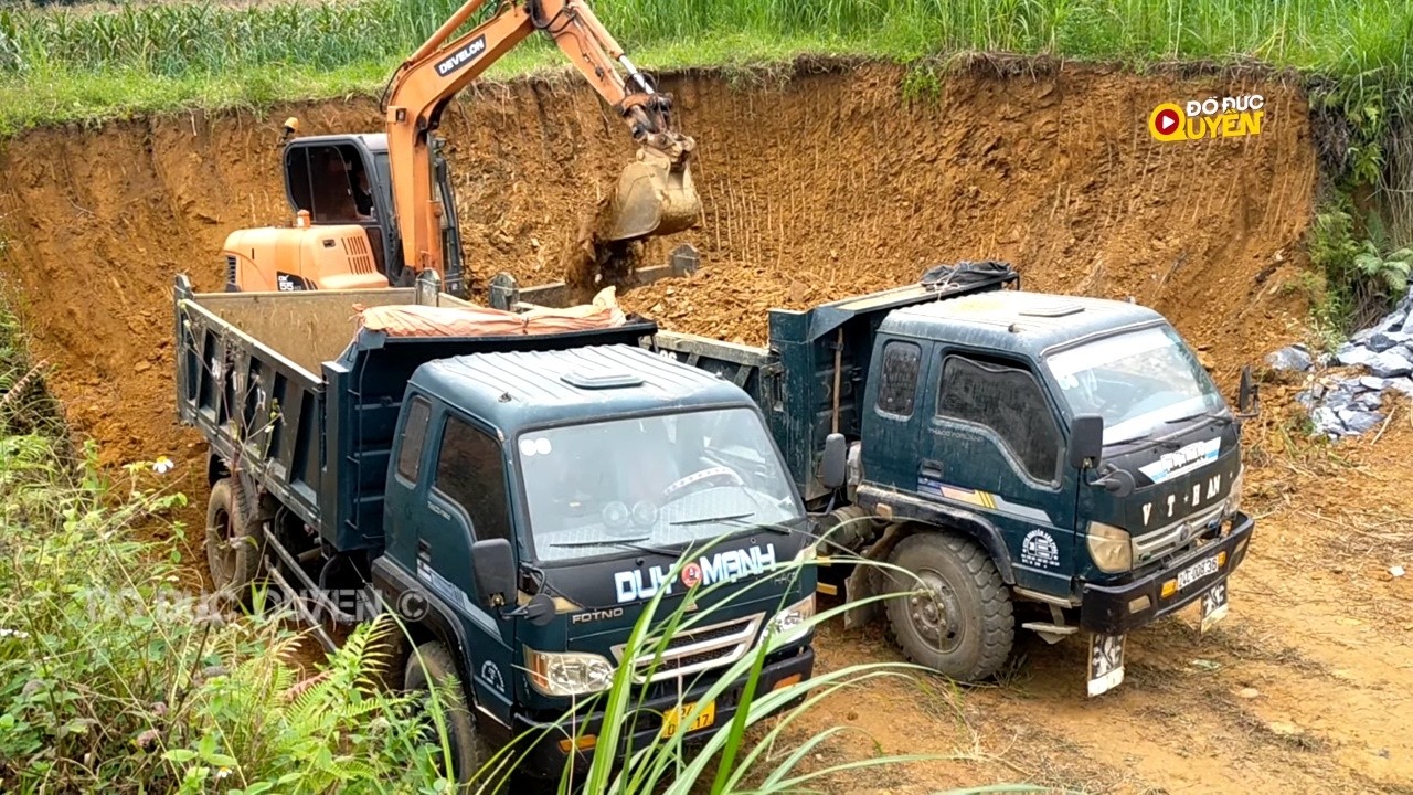 Xe Ôtô tải ben chở đổ đá hộc bờ hồ, Máy xúc DEVELON DX55 múc đất lên xe tải Thaco chở đất đổ benz