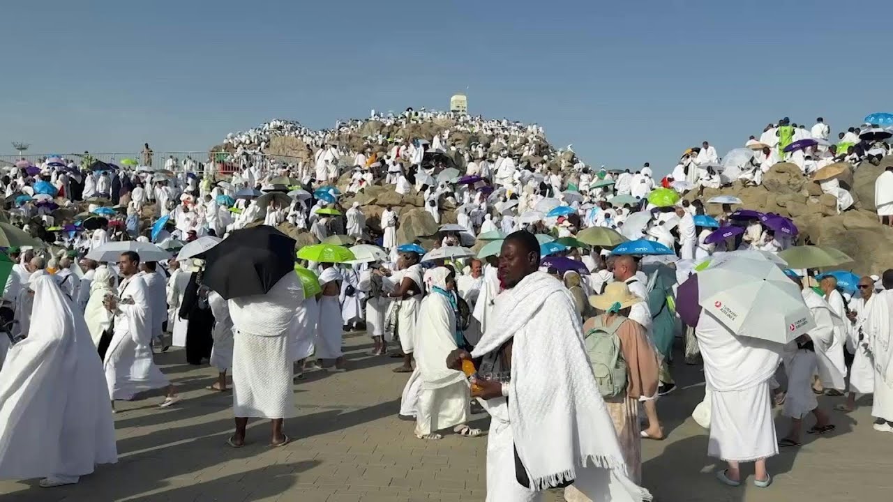 Peregrinos muçulmanos rezam no Monte Arafat, ponto culminante do hajj | AFP