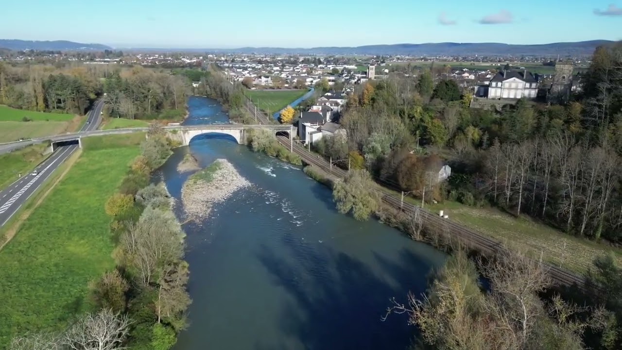 Un matin d automne et le château où le futur roi Henri IV a passé une petite partie de sa jeunesse