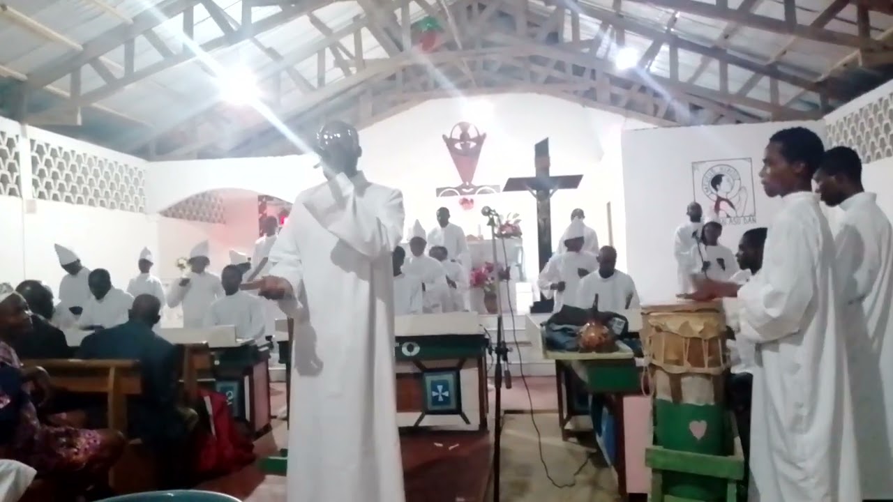 Maestro Prince et la Chorale Saint Kisito de Ngoantet.