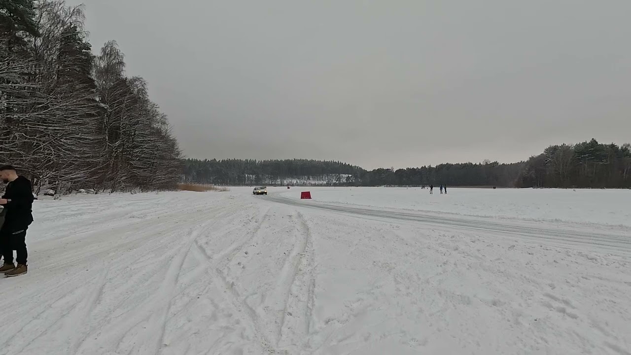 Drift na zamarzniętym jeziorze