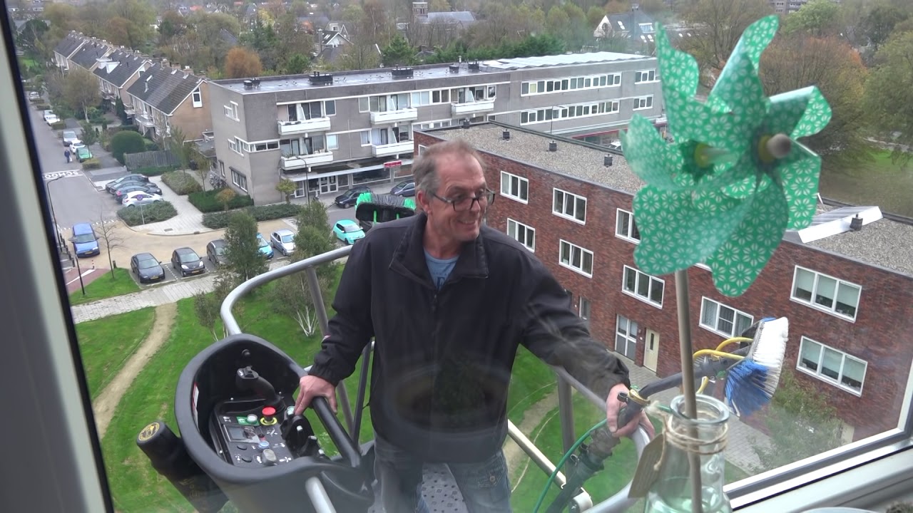 Glazenwasser in de hoogwerker