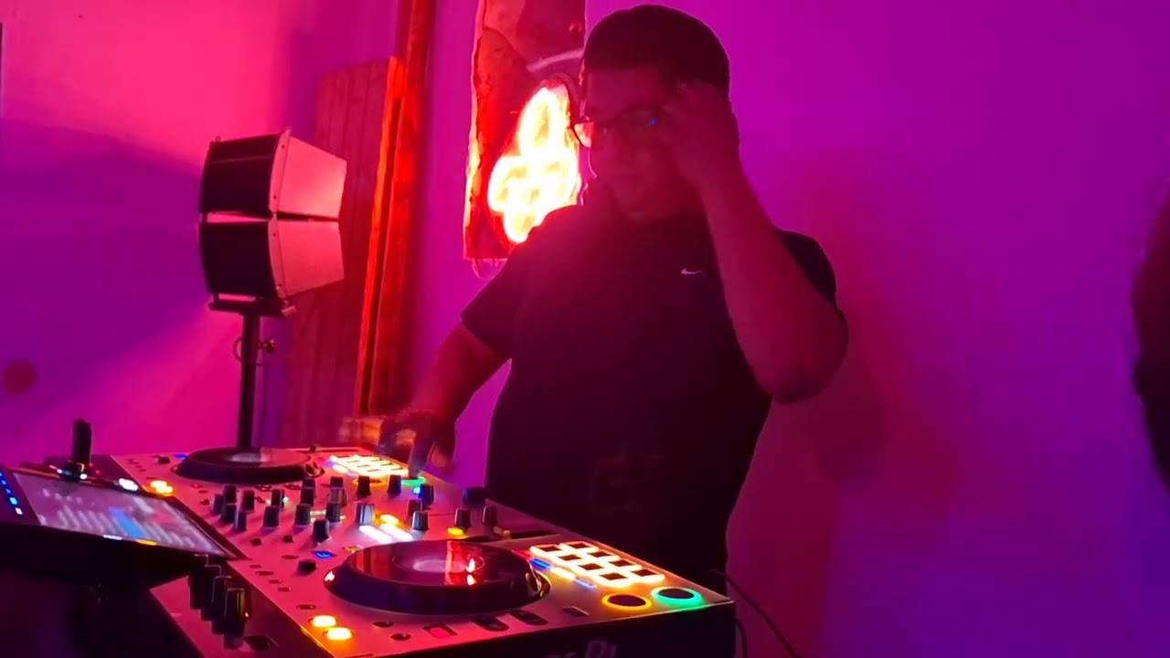 FREE BOOTH LOUD GARDEN BLACK B2B WHITE DJ SET