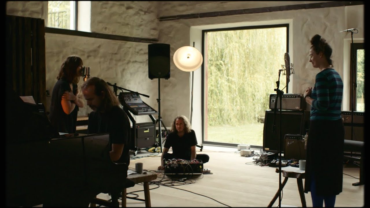 Mina Tindle - Indian Summer (LFO v La Blogothèque Session)