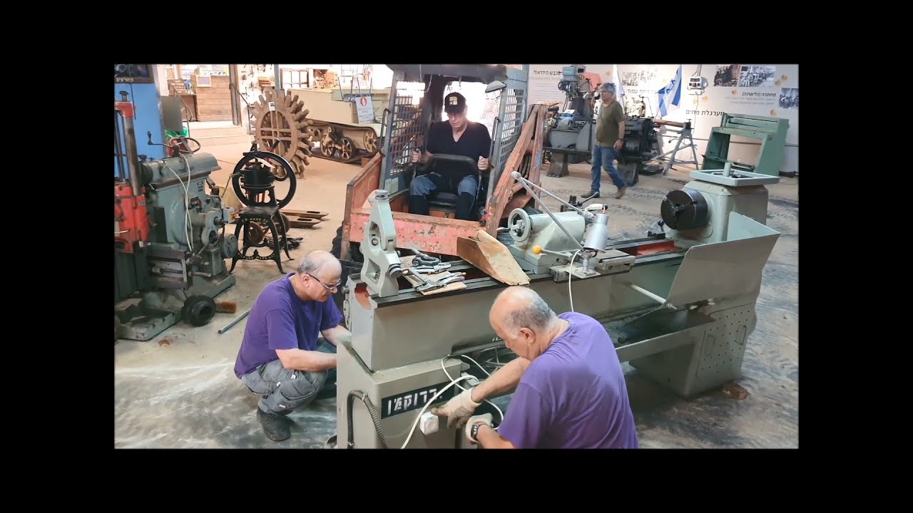 How a workshop of old tractors works Replacing a lathe