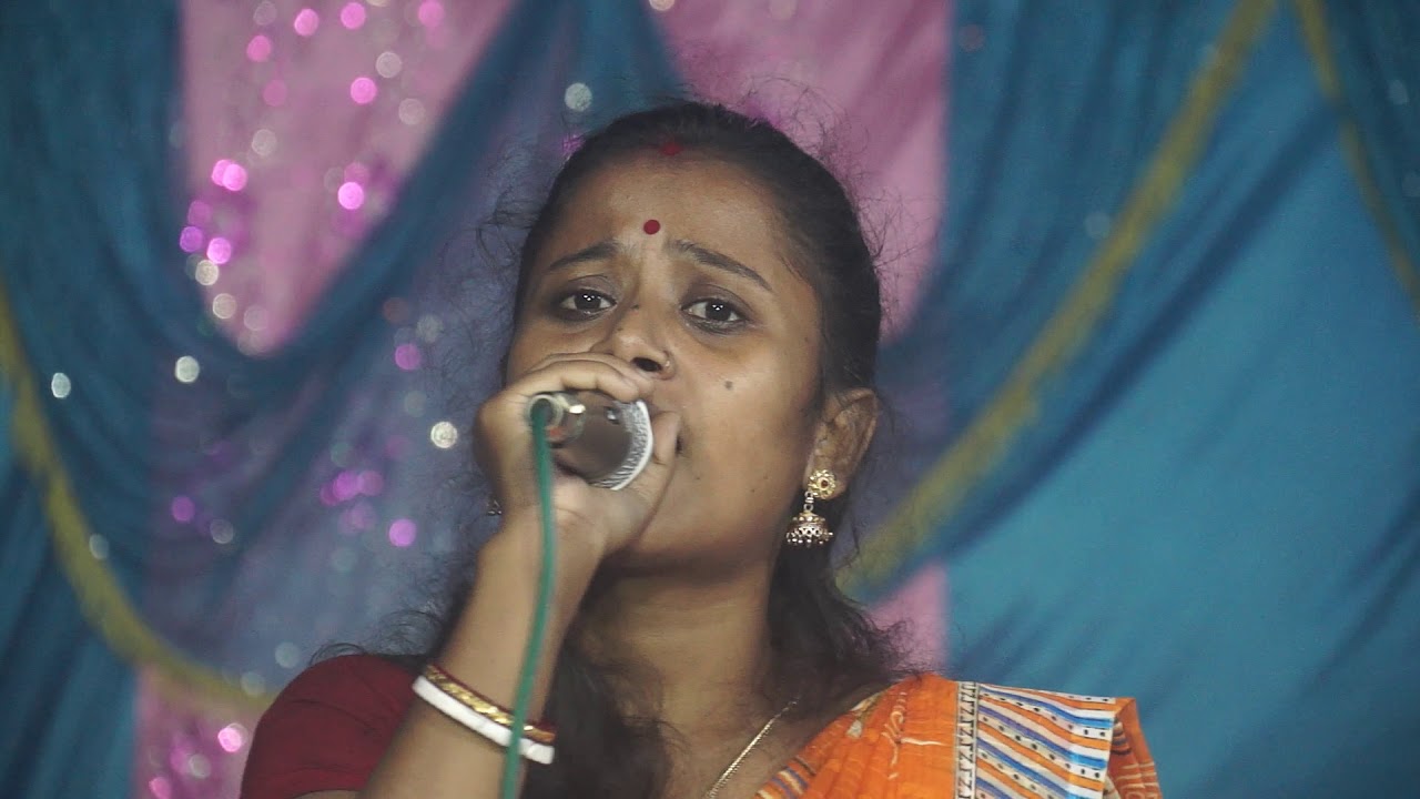 জীবনের বাসনা ছাড়ি , ছাড়িলুং মুই ঘর বাড়ি রে , ছাড়িলুং মুই বাপো ভাইয়াও। শিল্পী অর্চনা বর্মন।