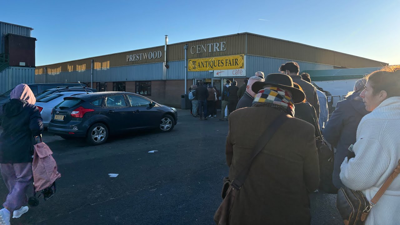 TREASURE HUNTING STAFFORD ANTIQUE COLLECTORS FAIR PRESTWOOD BARGIN HUNT INVESTING BUYING SELLING 