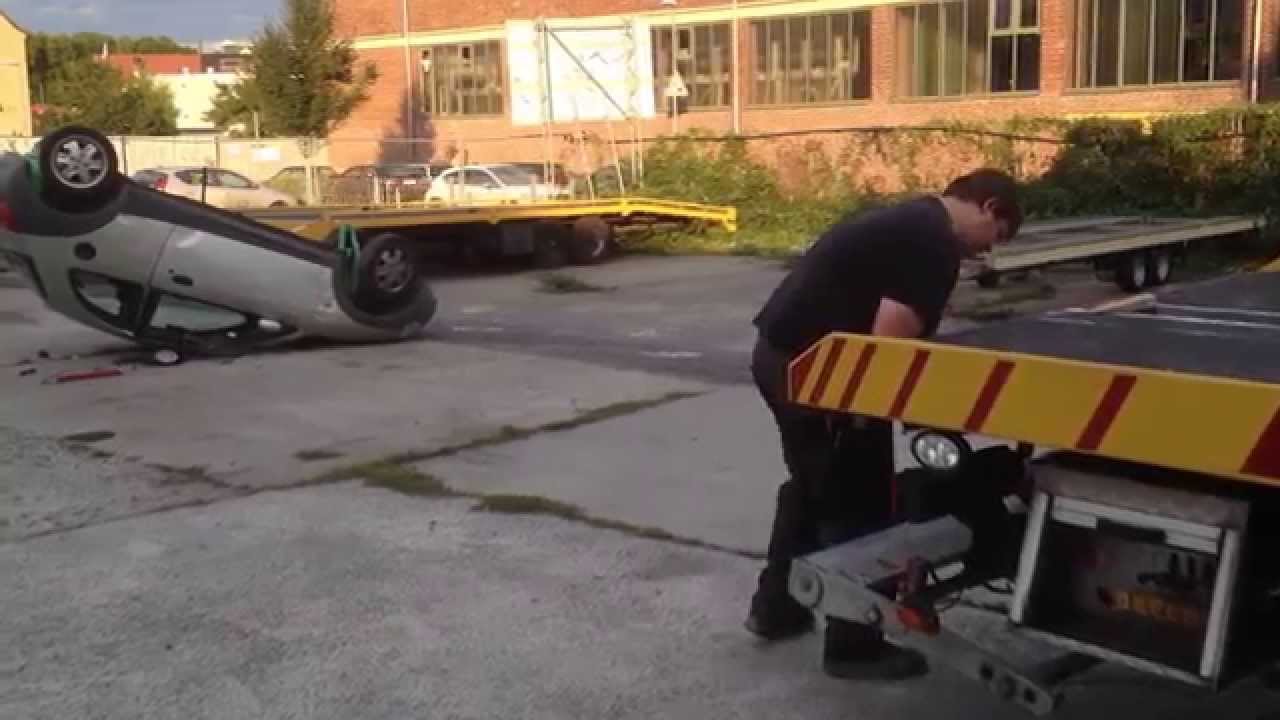 Aufstellen eines umgestürzten PKW mit Abschleppwagen und Seilwinde