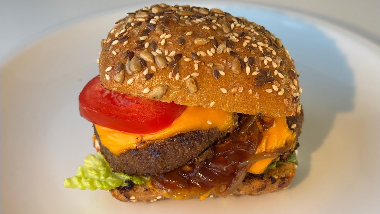 چالش 30 روزه  - روز چهارم راحت ترين همبرگر با سس مخصوص و پياز كاراملي