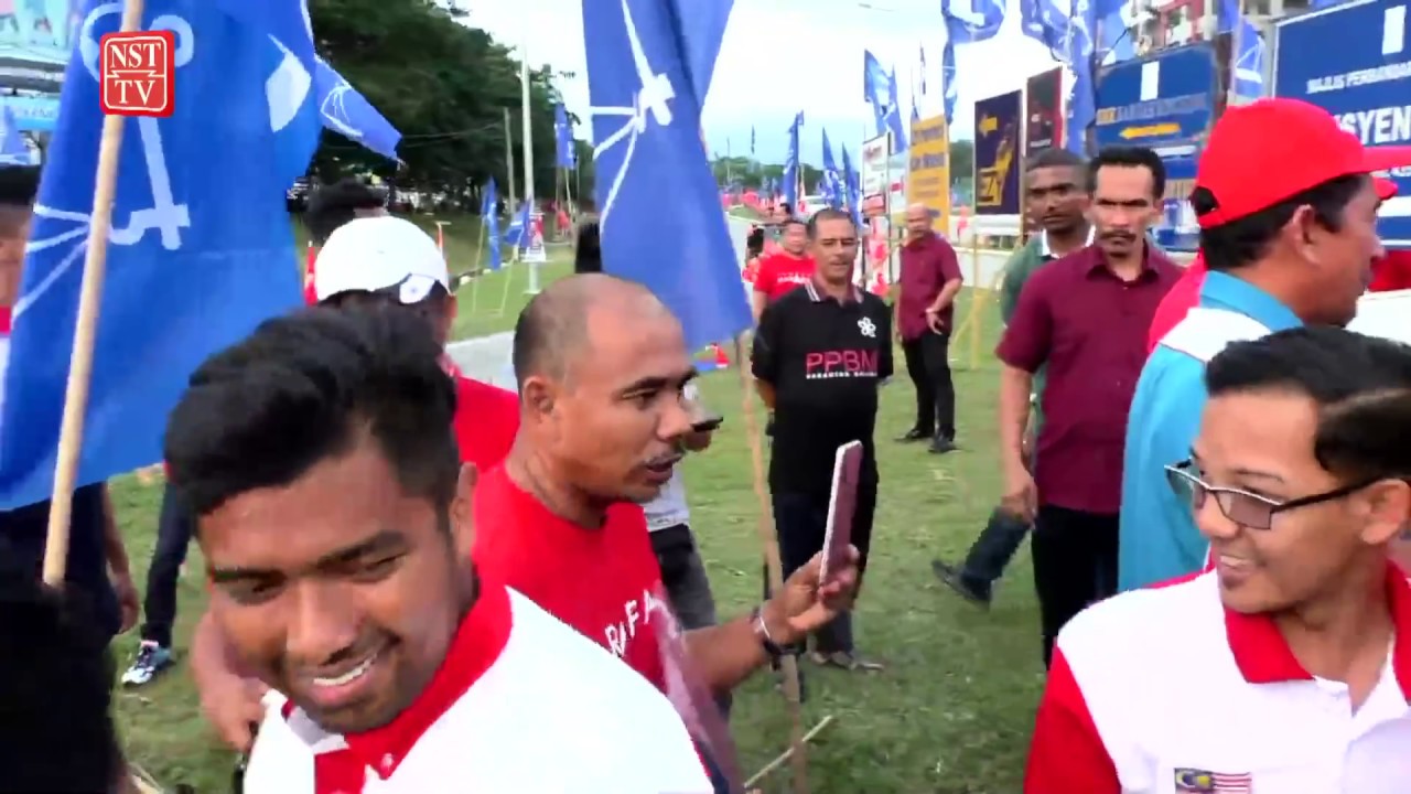 [LIVE] Pakatan Harapan supporters holding a &lsquo;flashmob&rsquo; at all District Voting Centres around Semenyi