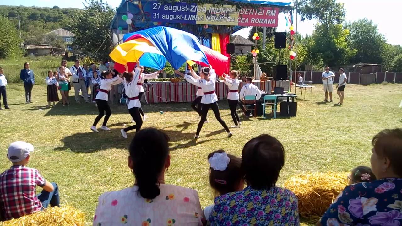 Dansul Tricolorului in comuna Balabanesti