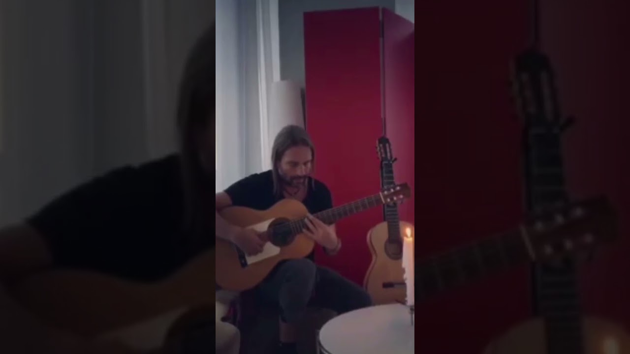 Sergio Vall&iacute;n of Man&aacute; plays classical guitar Jos&eacute; Ramirez 1949