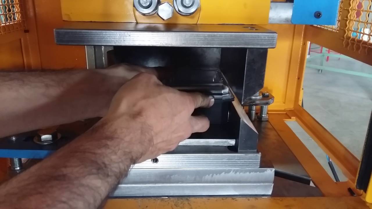Matriz guilhotina para corte de rebarba em caixa de plástico