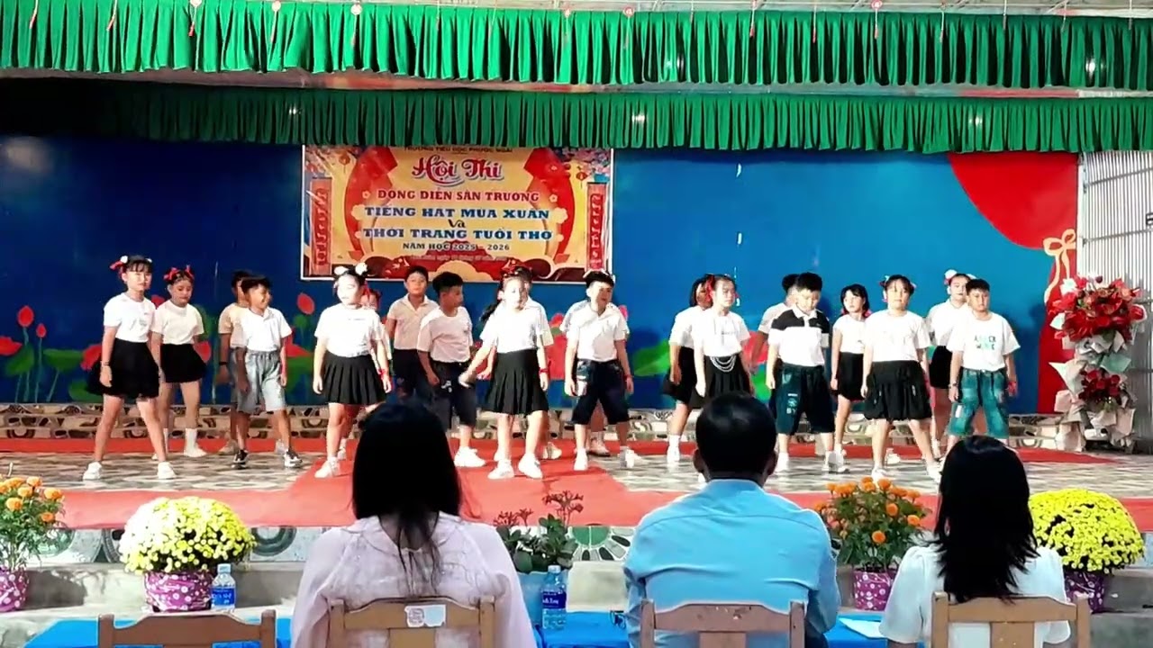 Đồng diễn sân trường - Lớp 4.1