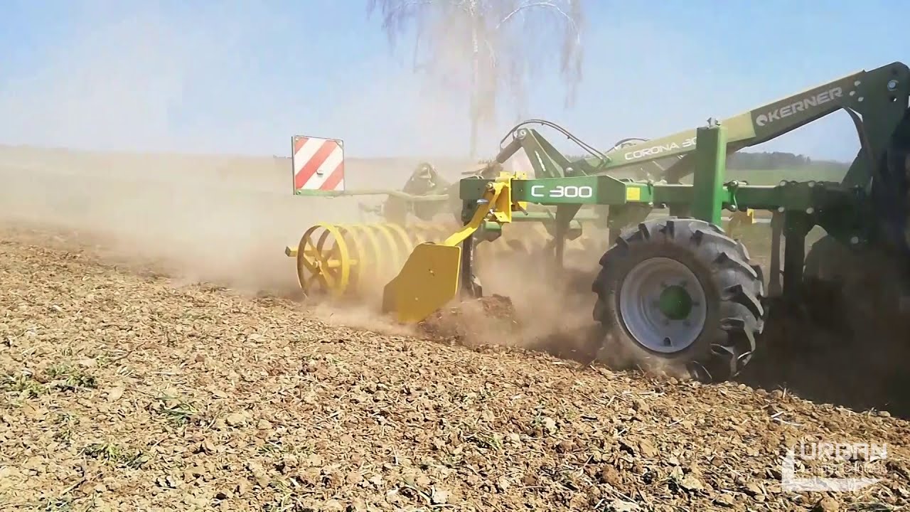 Kerner Corona mit Gänsefußscharre zur Frühjahrsbodenbearbeitung in der Zwischenfrucht