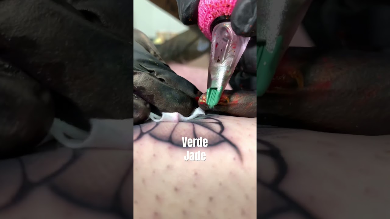 Tatuando con precisión, La aguja en primer plano. #tattoo #art #ink #aguja #tattooencerca #love