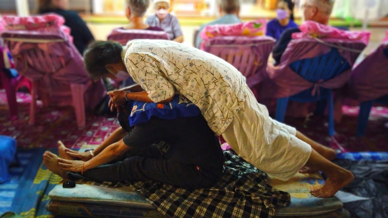 I Got the Most AMAZING THAI STREET MASSAGE whilst lying on the Floor