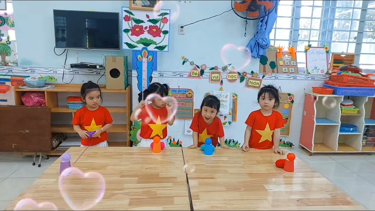 Trò chơi vận động:                                                   Kéo bóng về đích