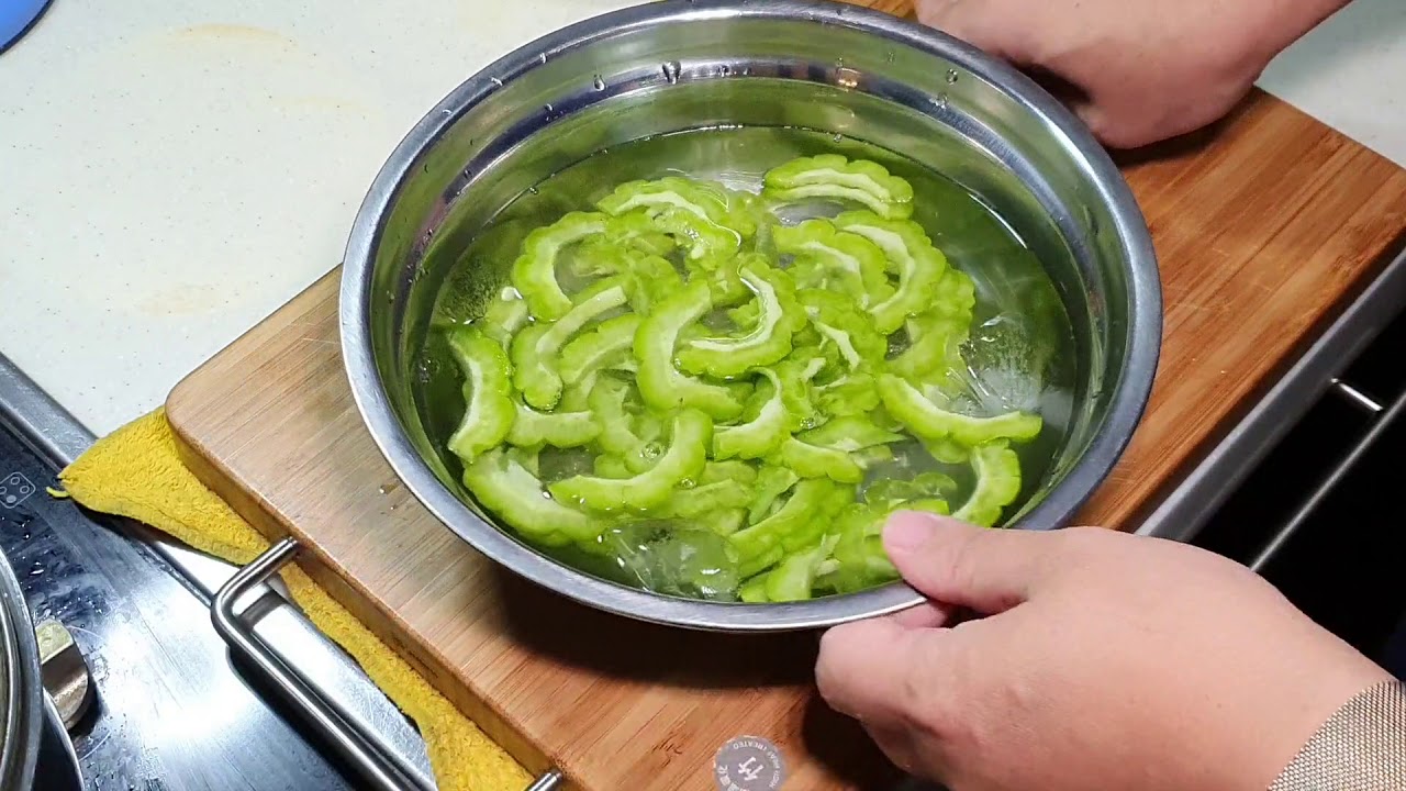 Bitter melon fried egg 苦瓜蛋