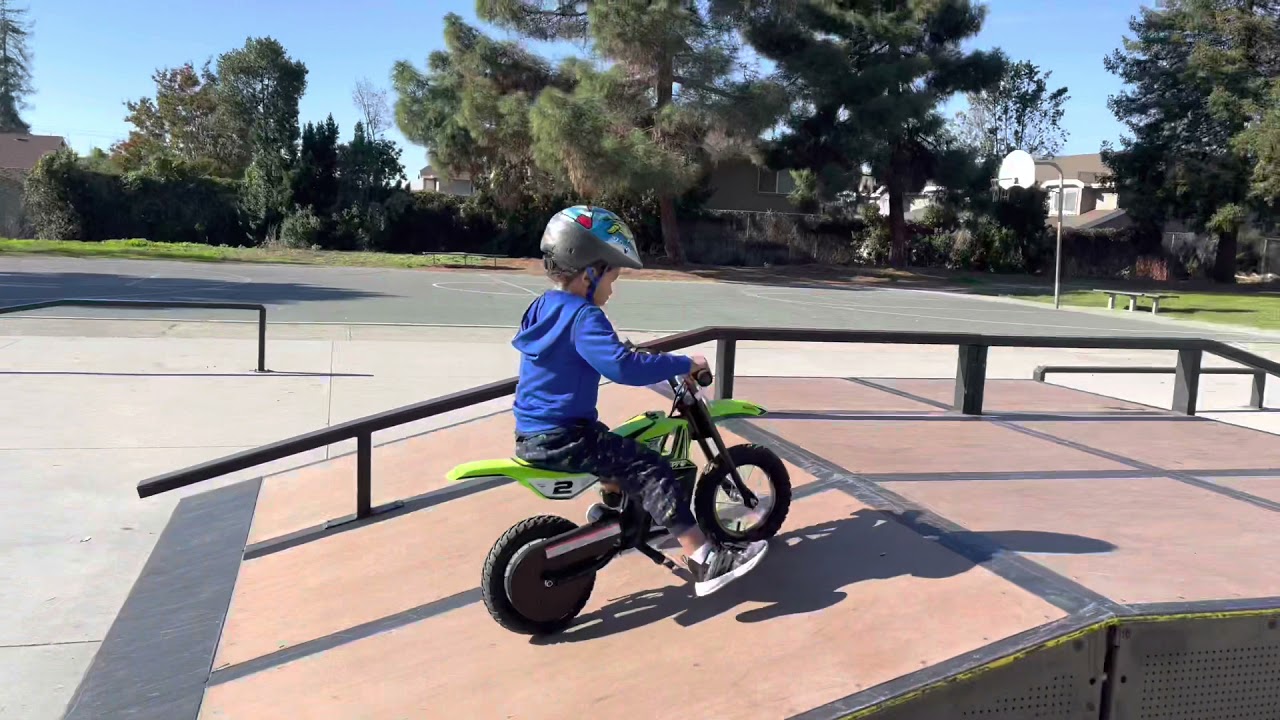 Razor MX125 in Skatepark