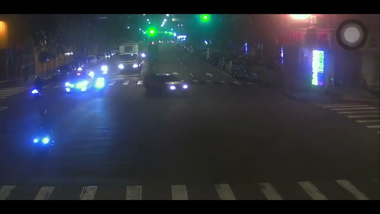 新北中和區橋和路與永和路機車左轉被撞「冒火花」2026.01.30