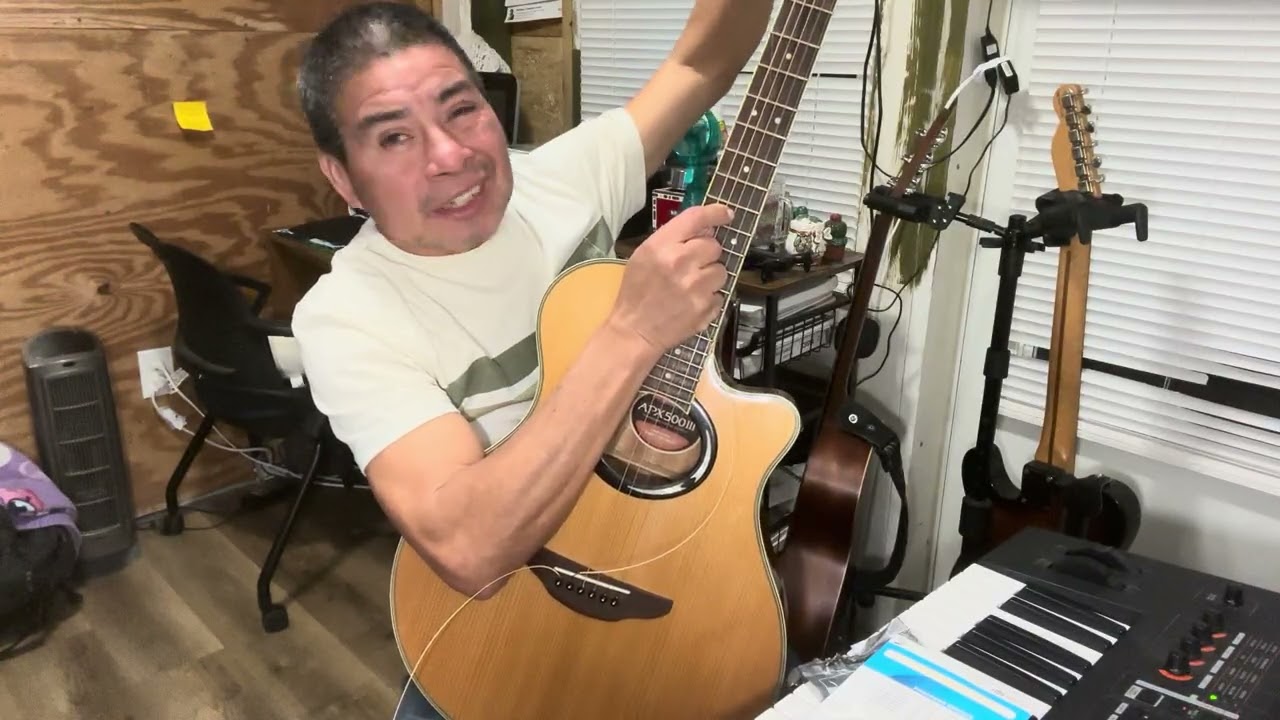 Poner las cuerdas en el Clavigero,Guitarra Acustics