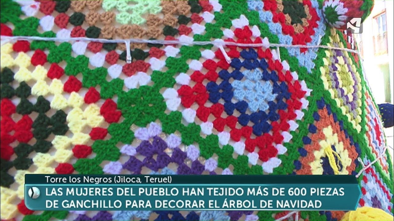 Un abrigo de ganchillo para el árbol de navidad