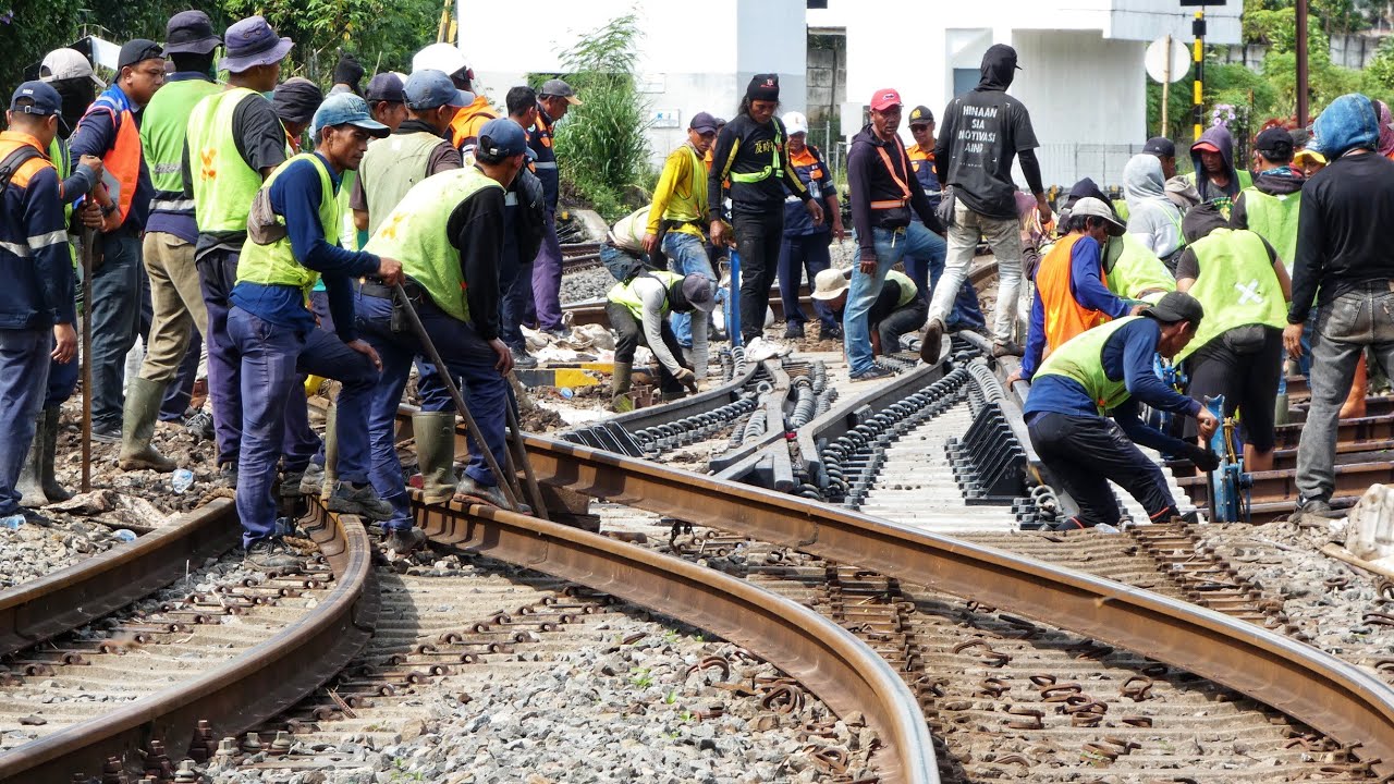 Bukti Bahwa Rel Kereta LENTUR dan ELASTIS Bisa Dibelokan Saat Pemasangan.