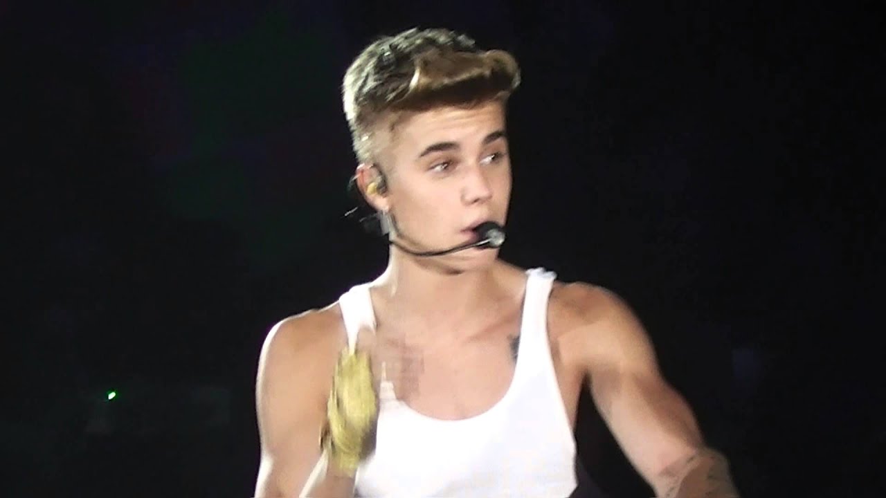 Justin Bieber -  Yellow Raincoat & Never Say Never  - Believe Tour Barcelona
