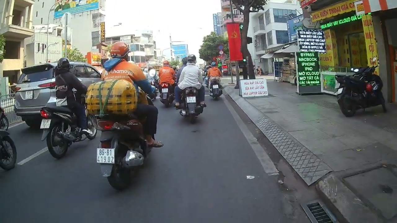 Sài Gòn gần tết vắng ta