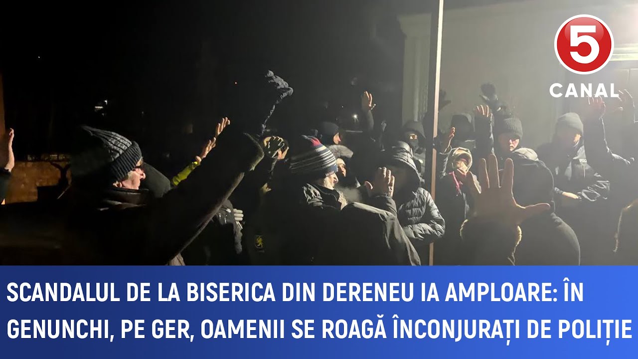 Scandalul de la biserica din Dereneu: În genunchi, pe ger, oamenii se roagă înconjurați de poliție