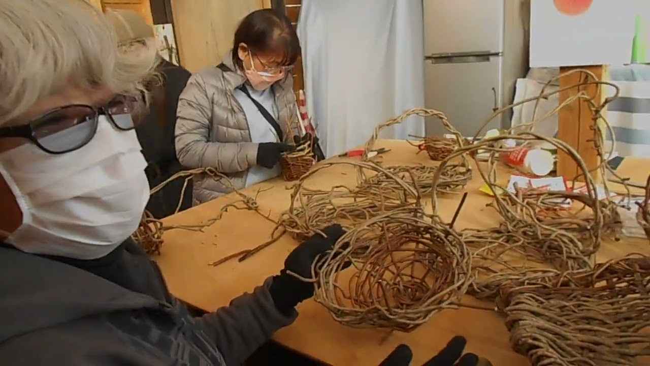アケビやカヅラのツルでカゴ編み体験　自然工作体験教室　自然農法果樹園アイアイファーム　自然農法家ともちゃん　202３/１１ / １６/茨城県常陸大宮市野上