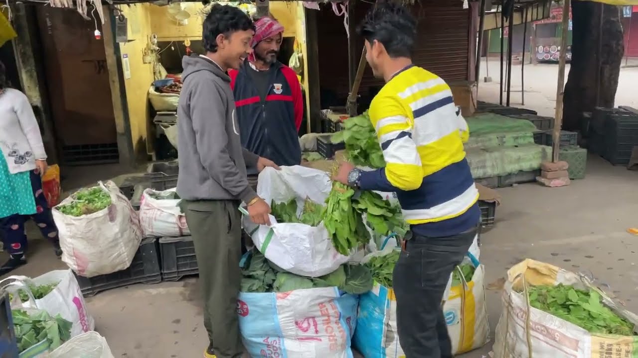 আজকে মার্কেট বন্ধ তাই দাদা আমাদের দোকানে এসে সবজি দিয়ে গেল 🥦....#vegetables#daily #trending