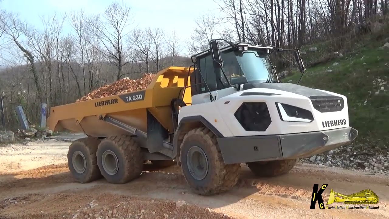 Liebherr TA 230 and Komatsu HM300 dump trucks tackle tough climbs #liebherr #komatsu #truck #dumper
