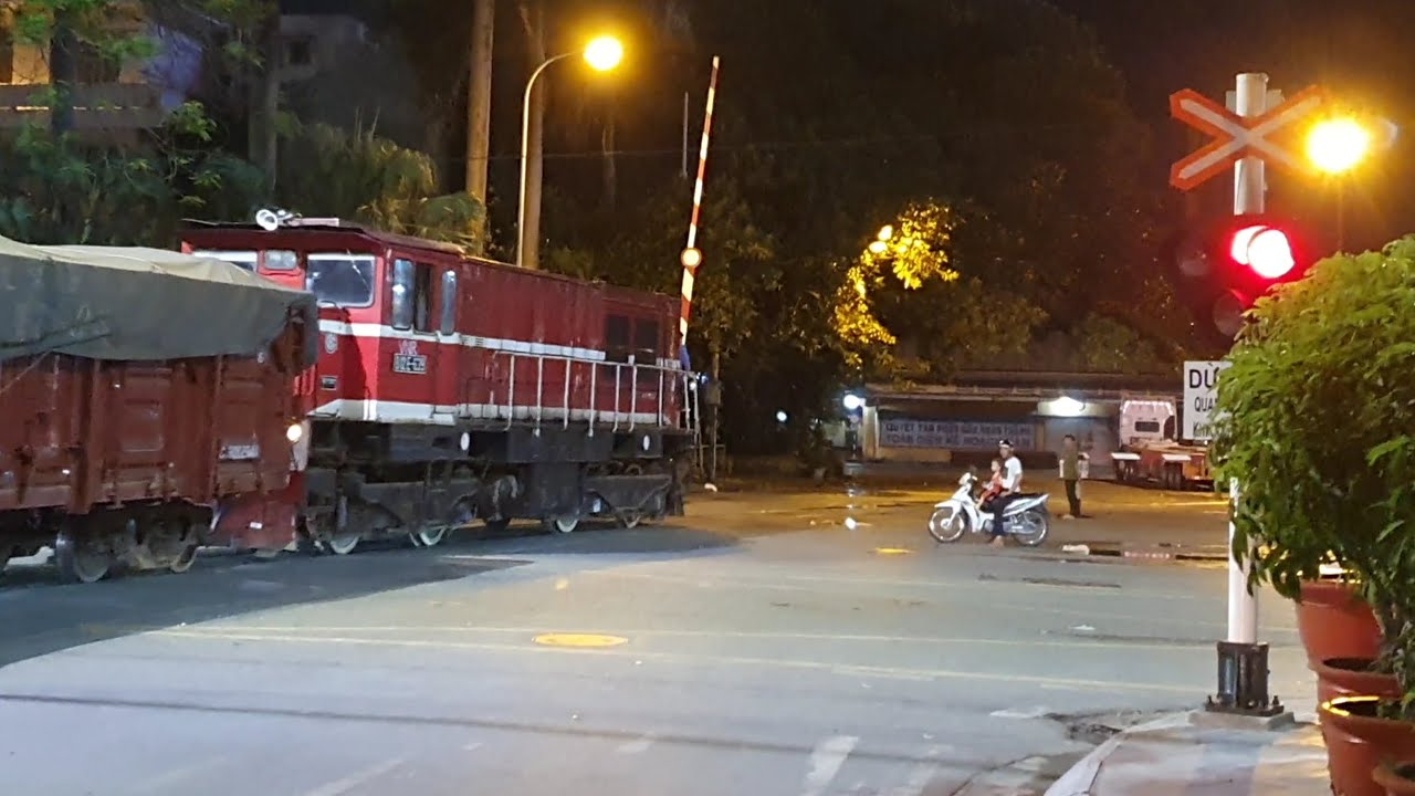 D12E-639 kéo tàu hàng LVQT vào cảng Hoàng Diệu(Hải Phòng)(2)