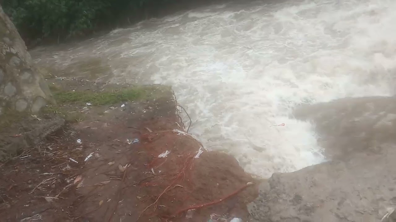 Akibat longsornya bekas TPA Pondok Rajek tiang jembatan terancam terbawa arus