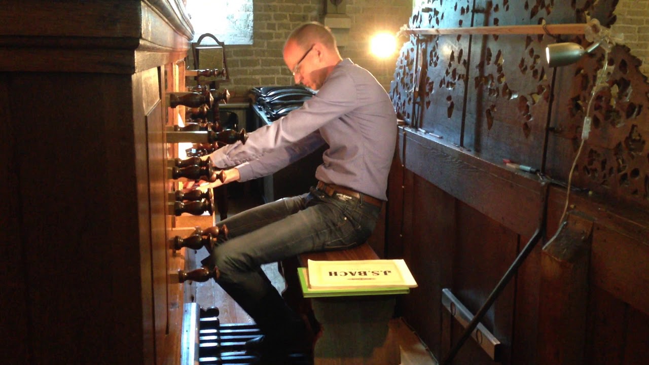 Dick Mak bespeelt het orgel in de Magnuskerk in Anloo