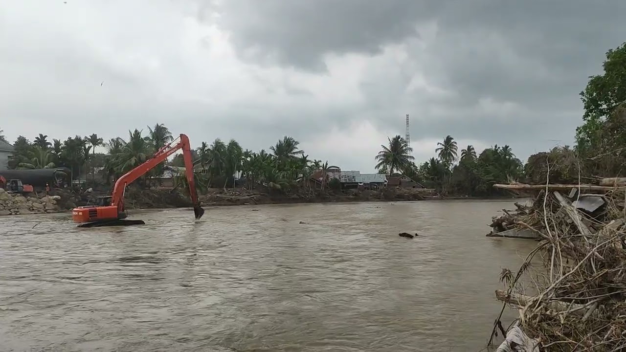 Aksi Beko sedang mengerok sungai! 