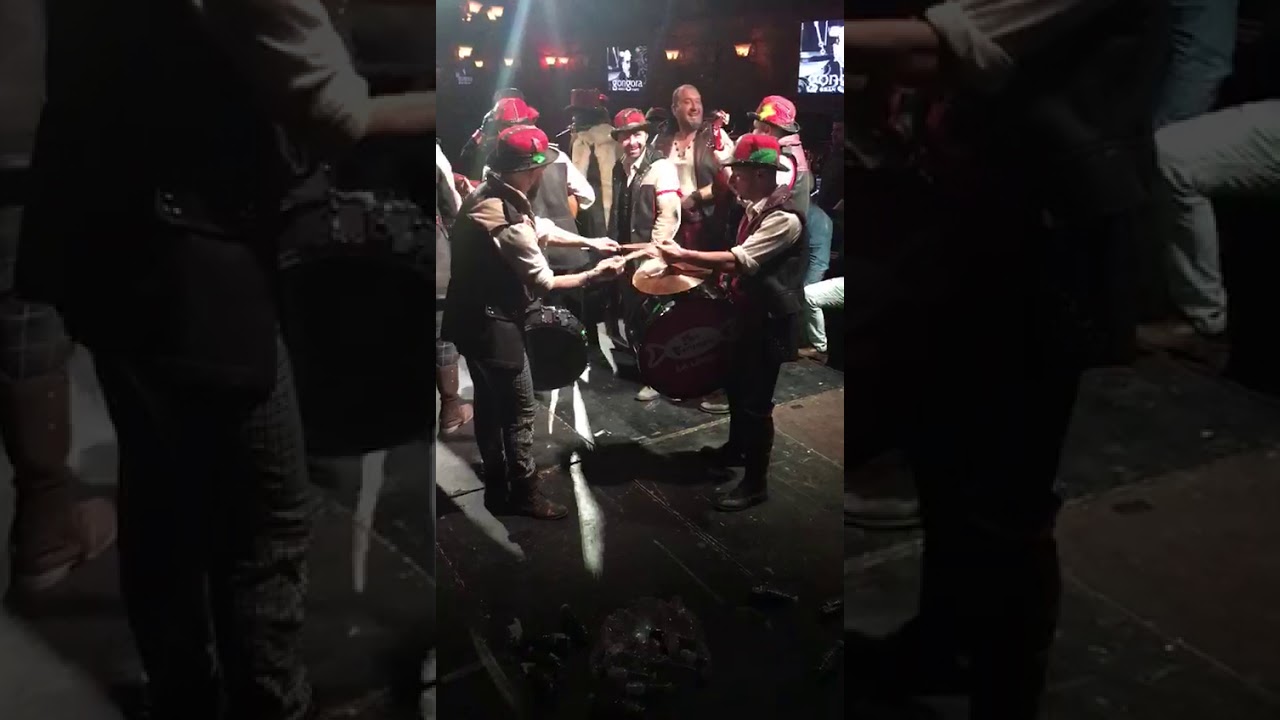 Los mafiosos  .  Cuarteta él credo (los peregrinos) a bombo y caja .      En gongora café