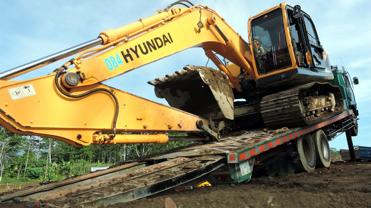 Fuso Self Loader Truck Moving Excavator Hyundai 220-9SH