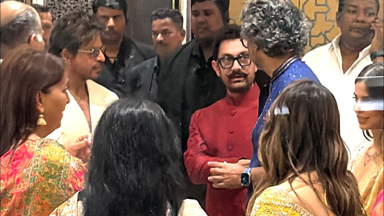 Aamir Khan Meet Shah Rukh Khan With Family At At #ArjunTendulkar Wedding Ceremony in Mumbai 