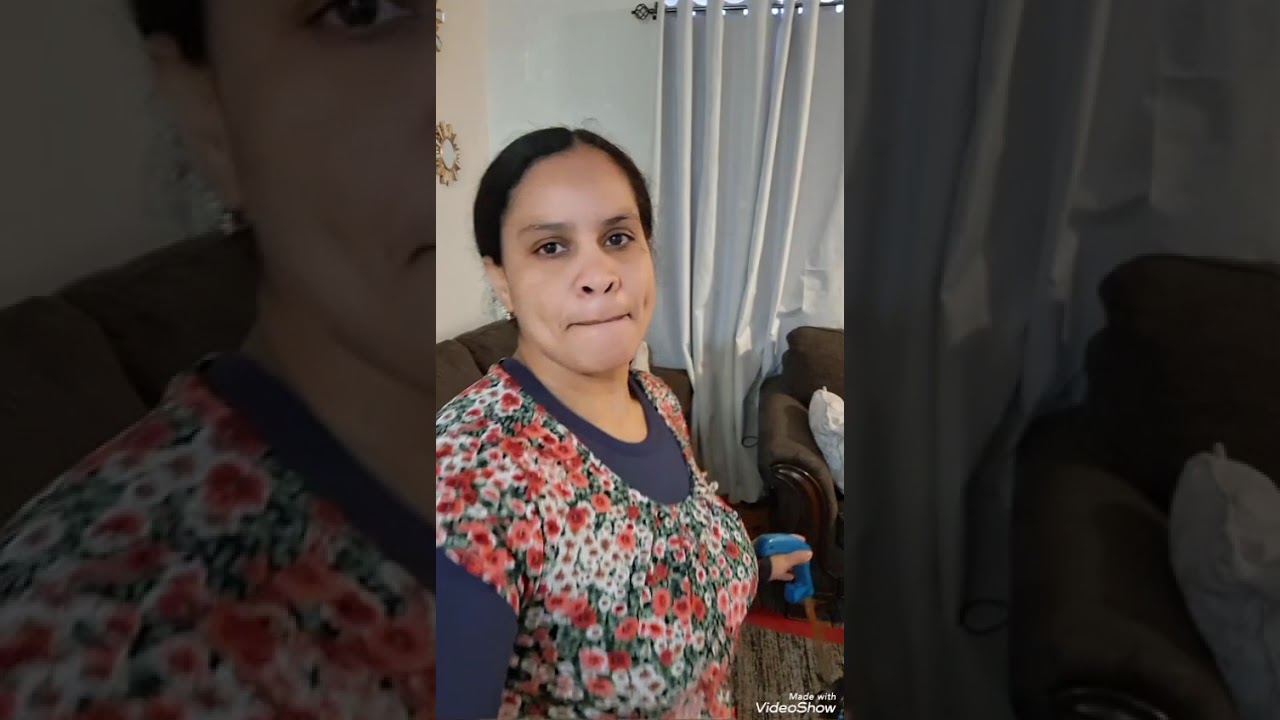 Doblando ropa cocinando Limpiándole mesa de centro de los muebles y mesa del comedor Organizando 
