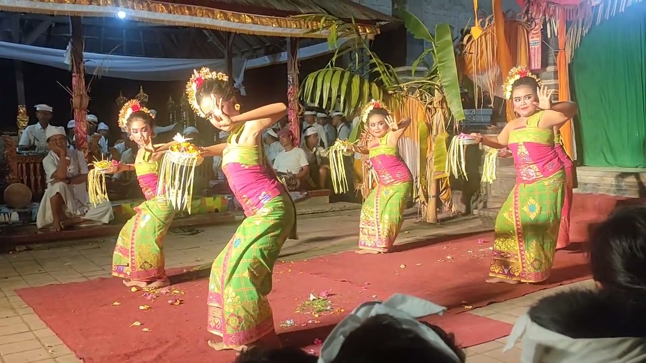 Tari Pendet Upacara Dewa Yadnya Piodalan Purnama Kapat di Pura Dalem Glogor Br. Dinas Gablogan.