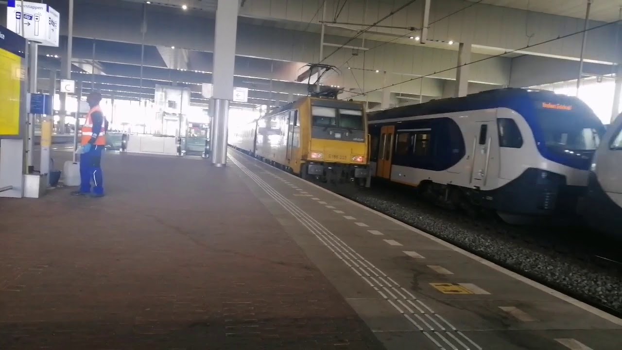 Treinen en bussen op station Breda