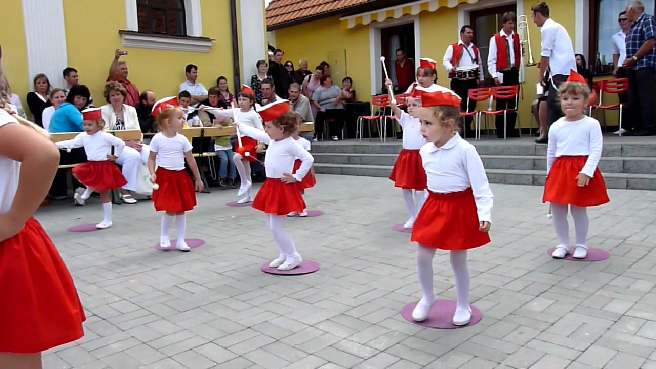 Malé mažoretky z Rouchovan (Slavětice 26.6.2011)