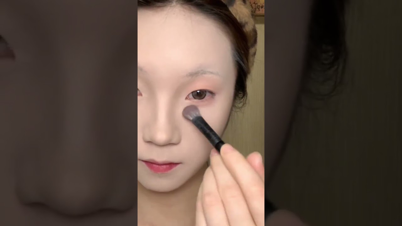 This cold and elegant red lip makeup that s perfect for the New Year ladies would you like