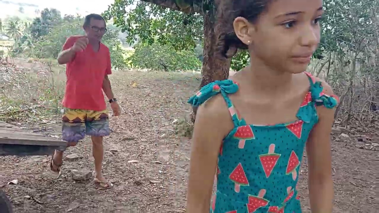 Luiz botando bananeira na carroça 