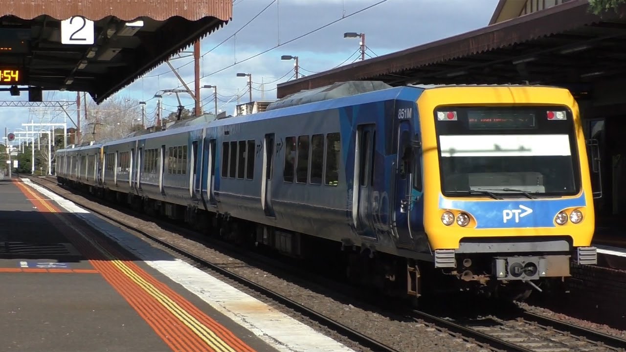 Trains & buses at Mentone - Melbourne Transport