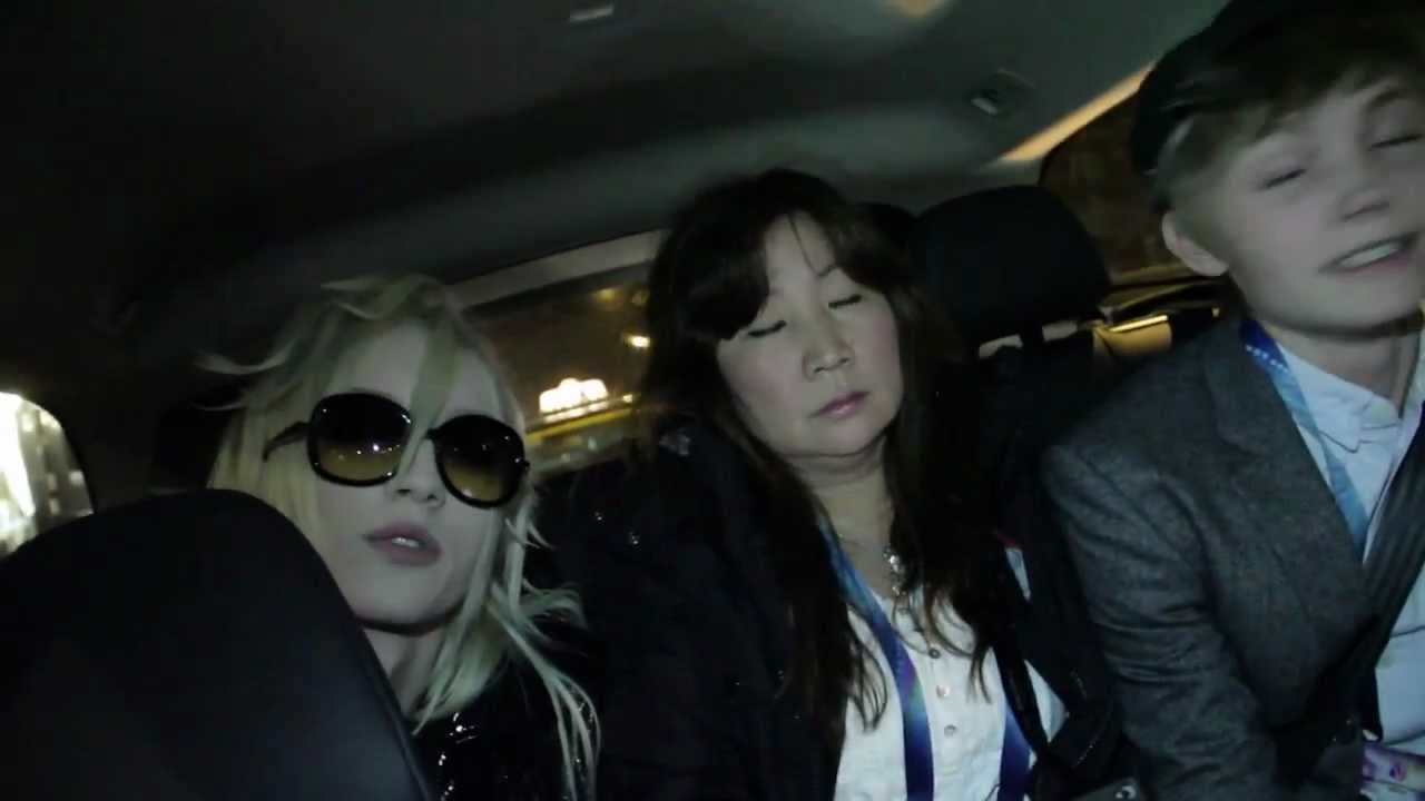 YOHIO & Ulrik Munther delar taxi (2013)