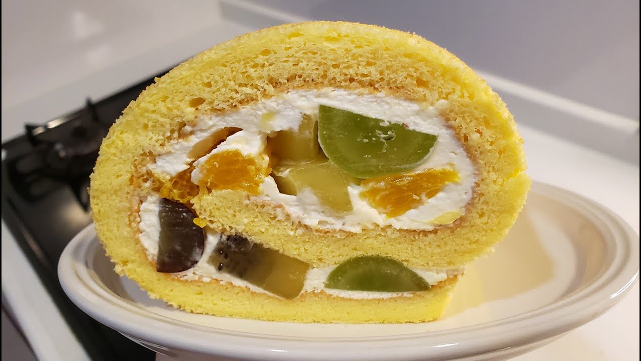 Cách làm bánh bông lan cuộn kem và trái cây